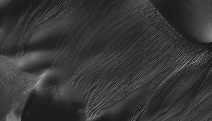 Surcos de lineales, de dos kil&oacute;metros de longitud, en dunas de Marte que se habr&iacute;an formado por el deslizamiento de bloques de hielo seco.
 