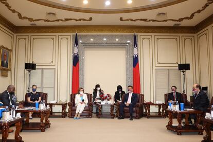 La representante Pelosi y el vicepresidente del poder legislativo de Taiwán, Yuan Tsai Chi-Chang, durante una reunión en el parlamento taiwanés.