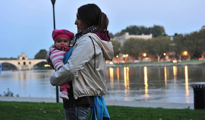 Rocío Veneros, de 33 años, con su hija en Avignon (Francia).