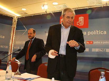 Ricardo Varela y Emilio Pérez Touriño, en la presentación de las candidaturas en Santiago en enero.