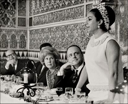Lola Flores habla ante la duquesa de Alba y Manuel Fraga. Imagen de los años sesenta.