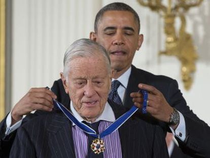 Ben Bradlee recibe la Medalla Presidencial de la Libertad, en 2013.