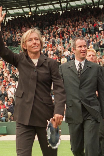 Martina Navratilova y Joe McEnroe en la BBC.

Una de las campeonas más laureadas del tenis acaba de confirmar que la BBC le pagó 10 veces menos que Joe McEnroe por sus intervenciones durante la retransmisión de Wimbledon el año pasado. Lo ha confirmado a BBC Panorama, que prepara el especial Britain’s Equal Pay Scandal, donde Navratoliva indica que se enteró de esta brecha salarial cuando la cadena se vio obligada a hacer  públicos sus datos de transparencia de salarios en la cadena.

El extenista McEnroe ganó entre 150.000 libras y  199,999, mientras ellas solo ingresó 15.000 libras por un trabajo  similar.