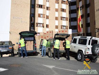 La polic&iacute;a registra los coches con tabaco de contrabando