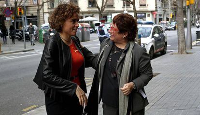 La ministra de Sanidad, Dolors Montserrat (i), junto a la consejera de Trabajo y Asuntos Sociales, Dolors Bassa