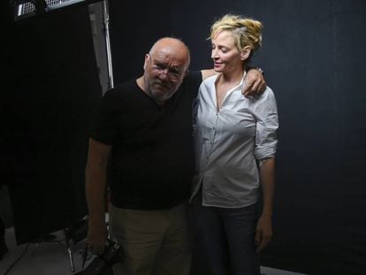 Peter Lindbergh con la actriz Uma Thurman, después de una sesión de fotos en 2017 en Nueva York.