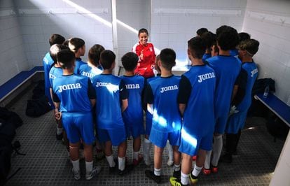 Jara Cuenca conversa con los niños de su equipo antes de dirigir un entrenamiento.