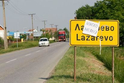 Un cartel pegado sobre una señal de tráfico cercana al lugar donde ha sido detenido Mladic dice: "Ratko héroe".