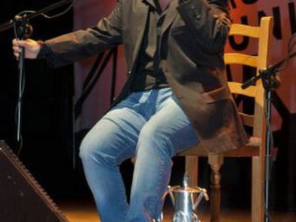 Jeromo Segura durante su actuación tras recibir la Lámpara Minera.