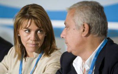 Dolores de Cospedal y Javier Arenas, en una reunión de su partido en 2008.