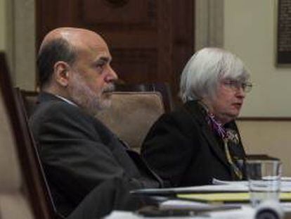 El presidente de la Reserva Federal (Fed) de EE.UU., Ben Bernanke, y su próxima sucesora Janet Yellen asisten a la reunión del consejo para discutir la versión final de la conocida como "Norma Volcker", que busca limitar la capacidad de los bancos de realizar actividades especulativas de riesgo con los fondos de sus clientes en busca de beneficio propio.