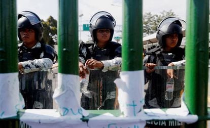 La policía mexicana resguarda la frontera con Guatemala.