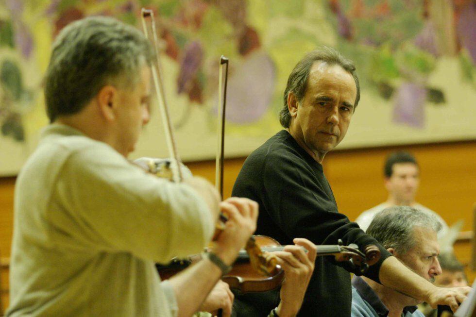 El cantautor, ensayando en San Sebastián (Guipúzcoa), en 2004, junto a la Orquesta Sinfónica de Euskadi.