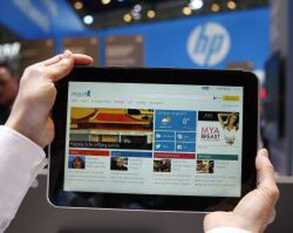 Un usuario prueba una tableta de HP en una feria.