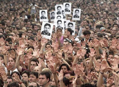 M&aacute;s de medio mill&oacute;n de personas asistieron a la manifestaci&oacute;n en protesta por el asesinato de Miguel Angel Blanco.
 
 