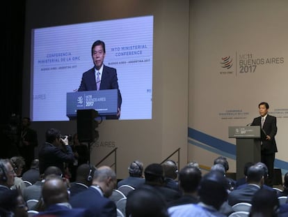 El secretario de Comercio chino, Zhong Shan, habla ante el plenario de la OMC en Buenos Aires.