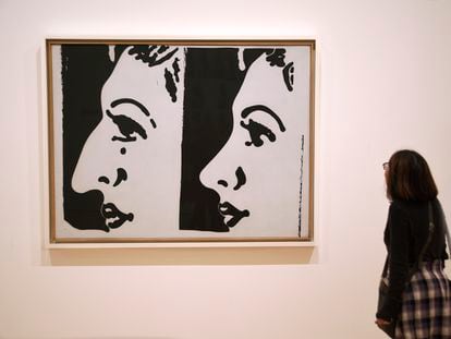 Una mujer observa la obra de Andy Warhol 'Before and After' ('Antes y después', 1961), en la que se refleja el efecto de la rinoplastia en una mujer.