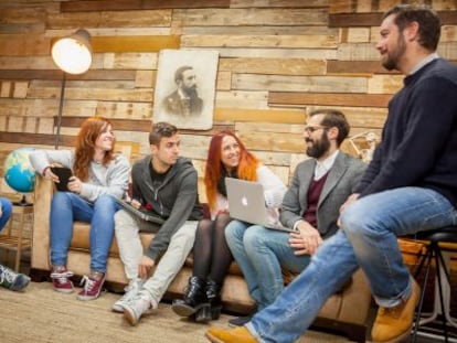 Un grupo de emprendedores en mitad de una tormenta de ideas.