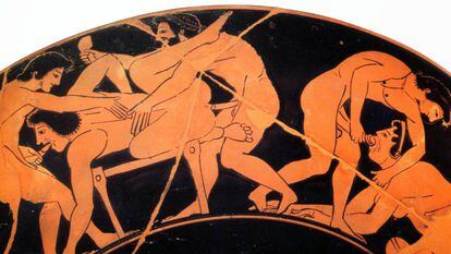 Hombres y mujeres practicando sexo en una escena que decora una pieza de cer&aacute;mica de la Grecia Cl&aacute;sica.