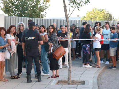 Profesores y madres y padres de alumnos del instituto Elena García Armada de Jerez de la Frontera, tras la agresión de un menor a varios profesores y compañeros.