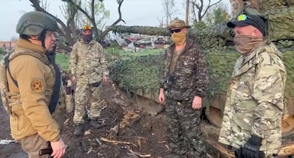 Prigozhin (izquierda) habla con un grupo de mercenarios de Wagner, según muestra esta capturada de un vídeo difundido por las empresas rusas del fundador de la compañía militar rusa, el miércoles.