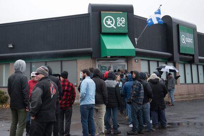 Un grupo de personas hace cola a las puertas de una tienda de cannabis en Quebec (Canadá).