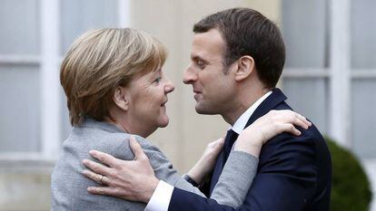 La canciller alemana, Angela Merkel, y el presidente franc&eacute;s, Emmanuel Macron, durante la reuni&oacute;n internacional del G5 del Sahel en Saint Cloud (Francia), el pasado 13 de diciembre.  
