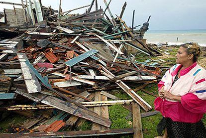 Una cubana observa cómo su casa en Baracoa quedó reducida a escombros tras el paso del huracán <i>Charley.</i>