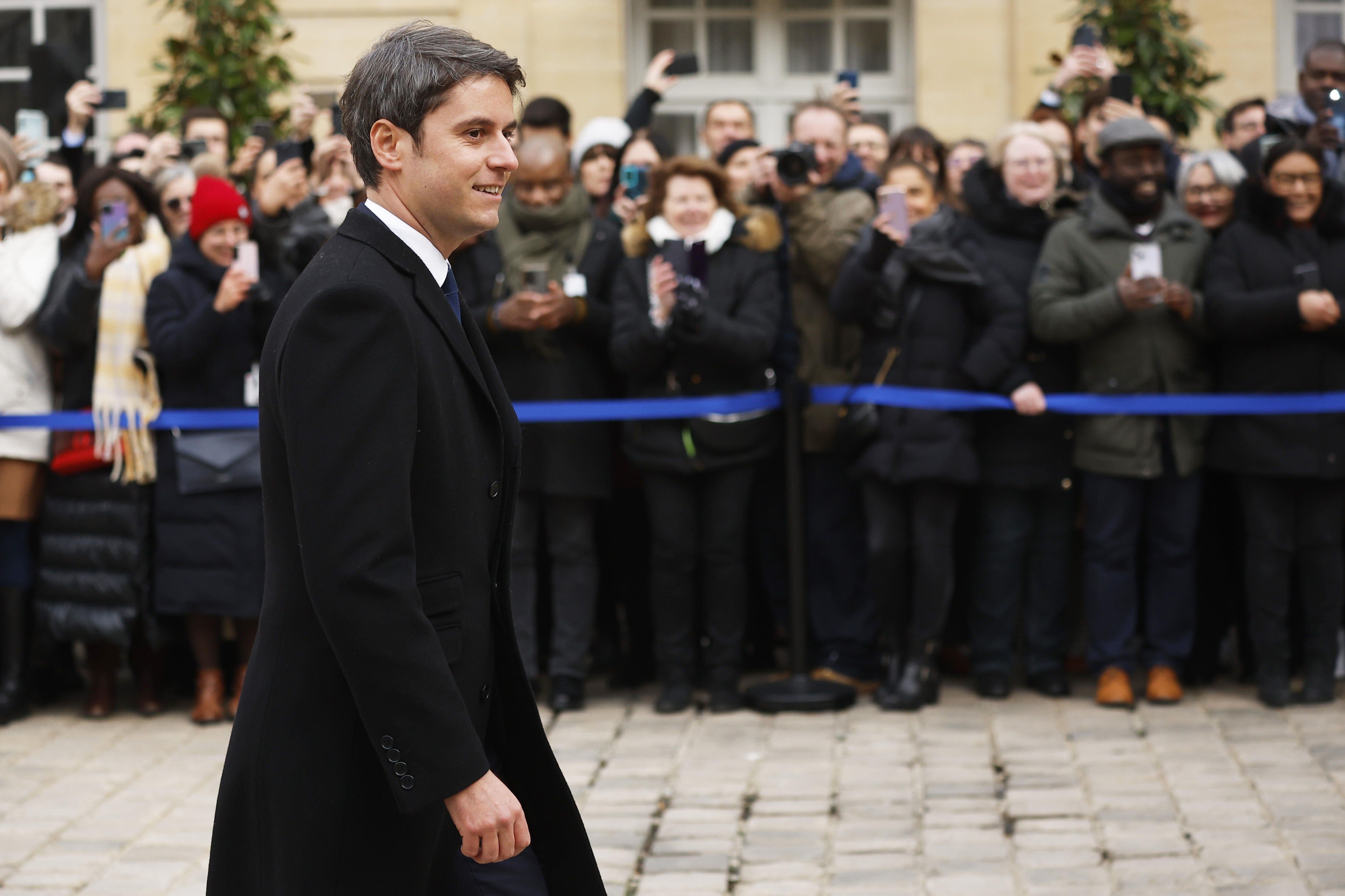 El recién nombrado primer ministro francés, Gabriel Attal llega al hotel Matignon, residencia del primer ministro, este martes.