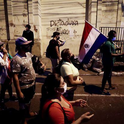 Médicos, enfermeros, pacientes y familiares protestaron en las calles de Asunción por la falta de medicamentos.