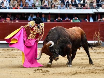 Una de las verónicas de Diego Urdiales a su primer toro.
