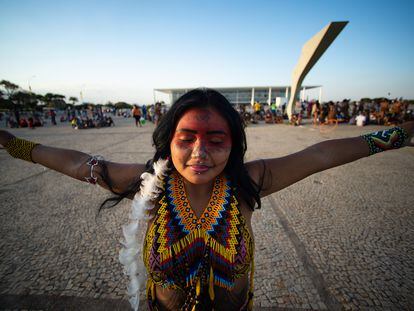 Una mujer indígena participa en una manifestación para exigir la protección de las tierras de los pueblos originarios en Brasil, frente al Palacio de Planalto, en agosto de 2021.