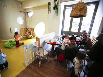La cafetería Alayuela, con un espacio para que los niños jueguen.