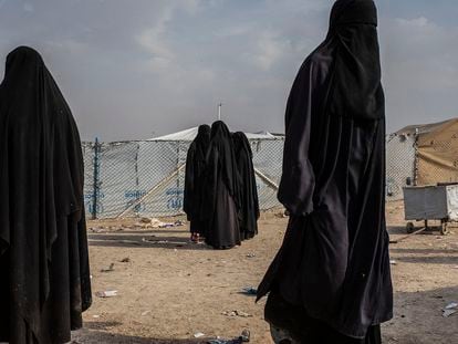 Mujeres de diferentes nacionalidades en el 'espacio seguro' del campamento de refugiados en el que residen, en el noreste de Siria.