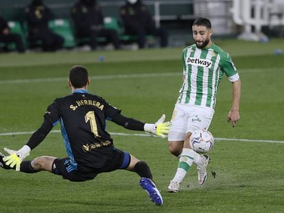 Fekir lanza desviado en una acción de peligro contra Herrera en el pasado Betis-Osasuna.