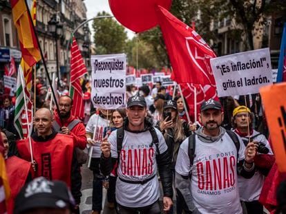 Varios manifestantes durante una concentración convocada por los sindicatos mayoritarios en Madrid a finales de noviembre.