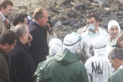 Mariano Rajoy (arriba a la izquierda) y el rey Juan Carlos en una visita a la playa de Muxía (A Coruña) en 2002. / LUIS MAGÁN