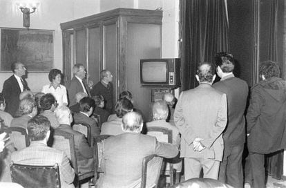 En los años 70 los vecinos se juntaban para ver el fútbol en la televisión.