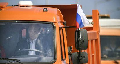 Putin conduce un camión por el puente recién inaugurado, el martes.