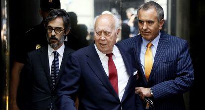 Álvaro Lapuerta, en el centro, con su hijo y su abogado el pasado julio.