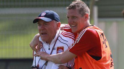 Hermann Gerland, abrazado por Schweinsteiger.  