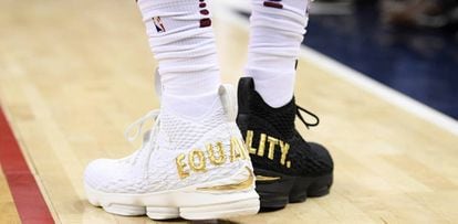 qué LeBron James lleva una zapatilla blanca y otra negra? | | PAÍS