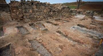 Tumbas visigodas halladas en la entrada del edificio palaciego de Arisgotas.