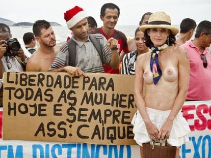 Una mujer posa en el llamado 'topleçasso' en Río de Janeiro.