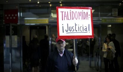 Un hombre muestra su apoyo a los afectados por la talidomida, en una imagen de 2013.