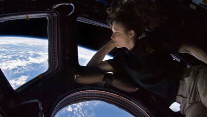 Tracy Caldwell Dyson, astronauta de la NASA, mira la Tierra a través de la cúpula de la Estación Espacial Internacional (ISS), en septiembre de 2010