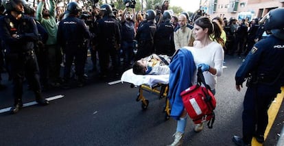 Un herido evacuado tras intentar para la furgoneta que transportaba el cadáver del animal.