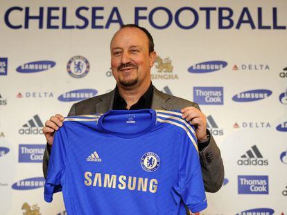 Benítez posa con la camiseta del Chelsea.