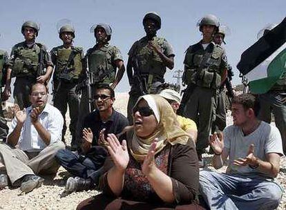 Palestinos protestan por la división de un barrio cerca de Belén.