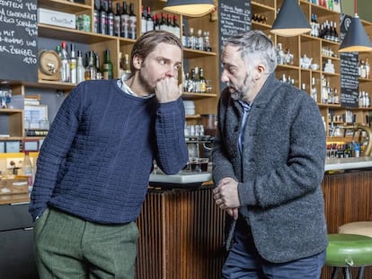 El actor Daniel Brühl y Atilano González tienen un restaurante de comida española en Berlín. El local, llamado Bar Raval, se encuentra en el moderno barrio de Kreuzberg.